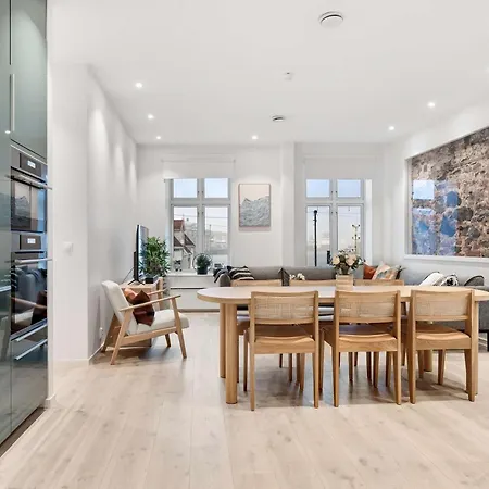 4br 2bath - Penthouse Esque Apartment *