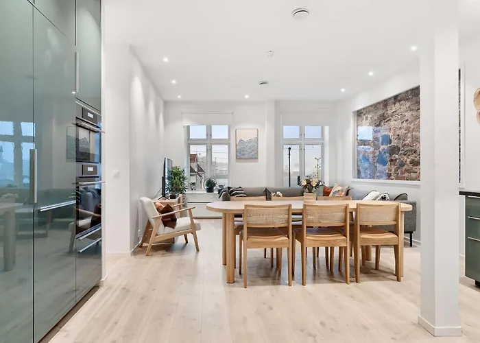 4br 2bath - Penthouse Esque Apartment *